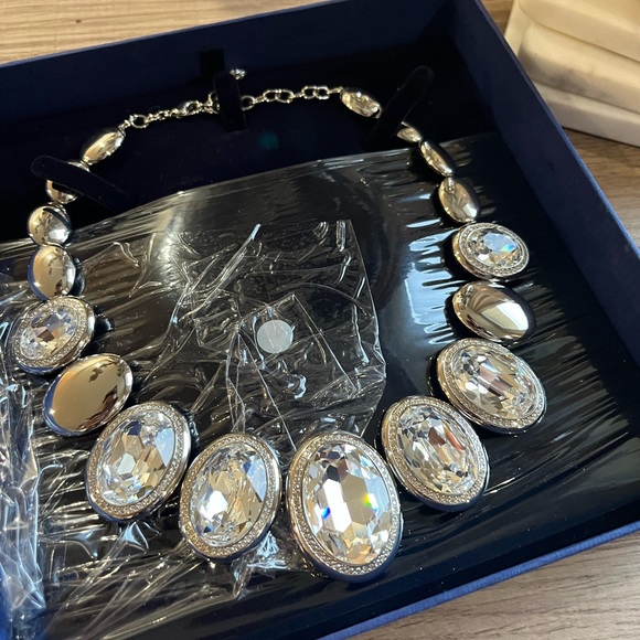 Glam Swarovski Necklace - Picture 2 of 2
